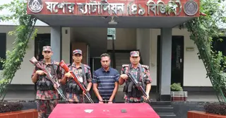 যশোরে ৪৬ লাখ টাকা মূল্যের ২টি স্বর্ণের বারসহ পাচারকারী আটক